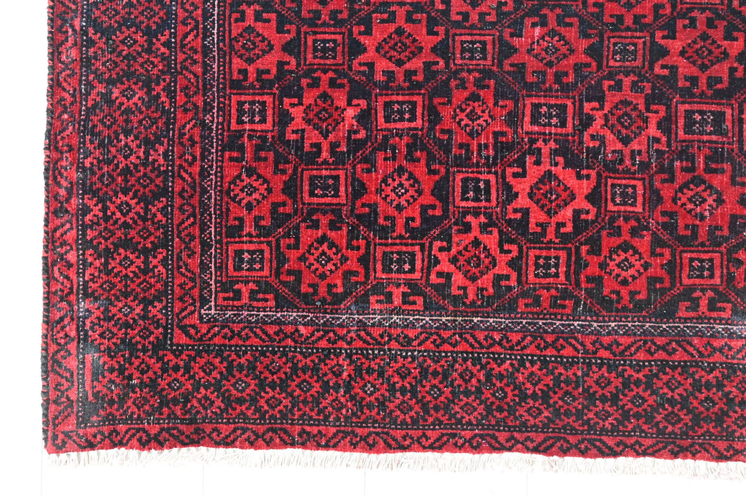 red Accent rug 2' 11" x 5' 0"