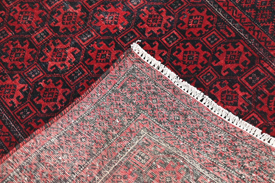 red Accent rug 2' 11" x 5' 0"