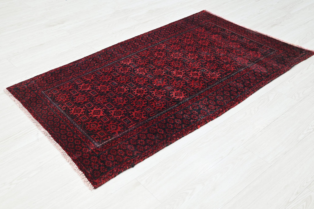 red Accent rug 2' 11" x 5' 0"