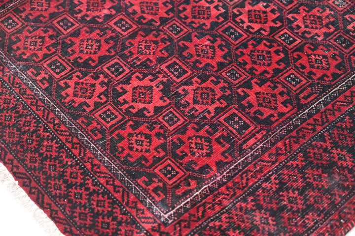 red Accent rug 2' 11" x 5' 0"