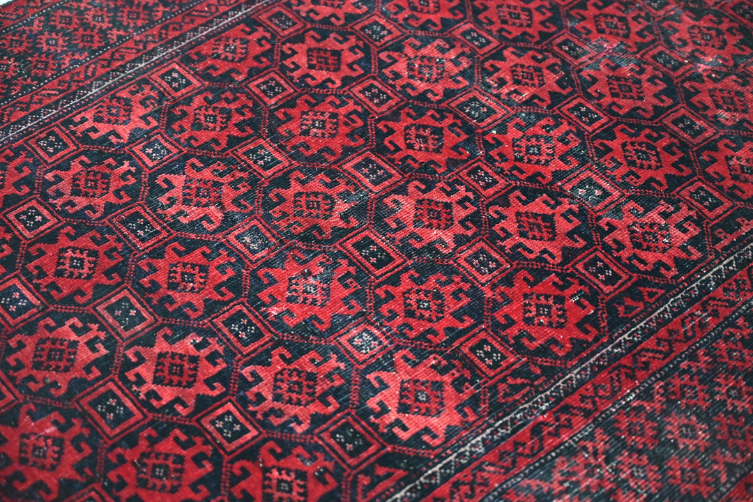 red Accent rug 2' 11" x 5' 0"