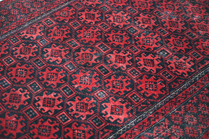 red Accent rug 2' 11" x 5' 0"