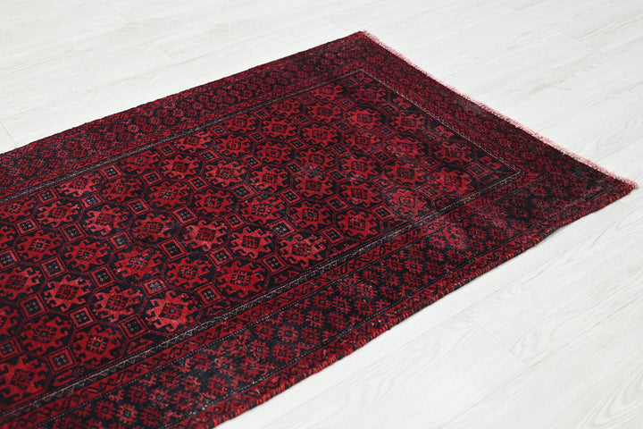red Accent rug 2' 11" x 5' 0"