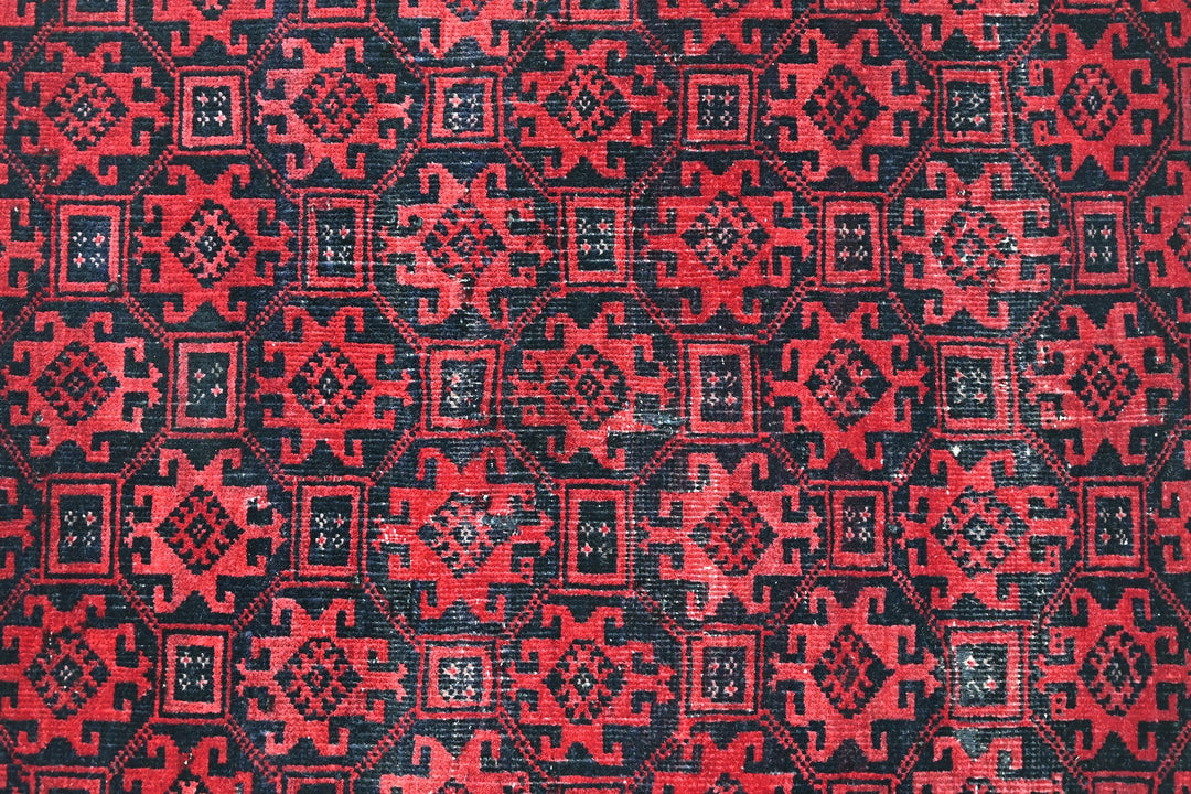 red Accent rug 2' 11" x 5' 0"