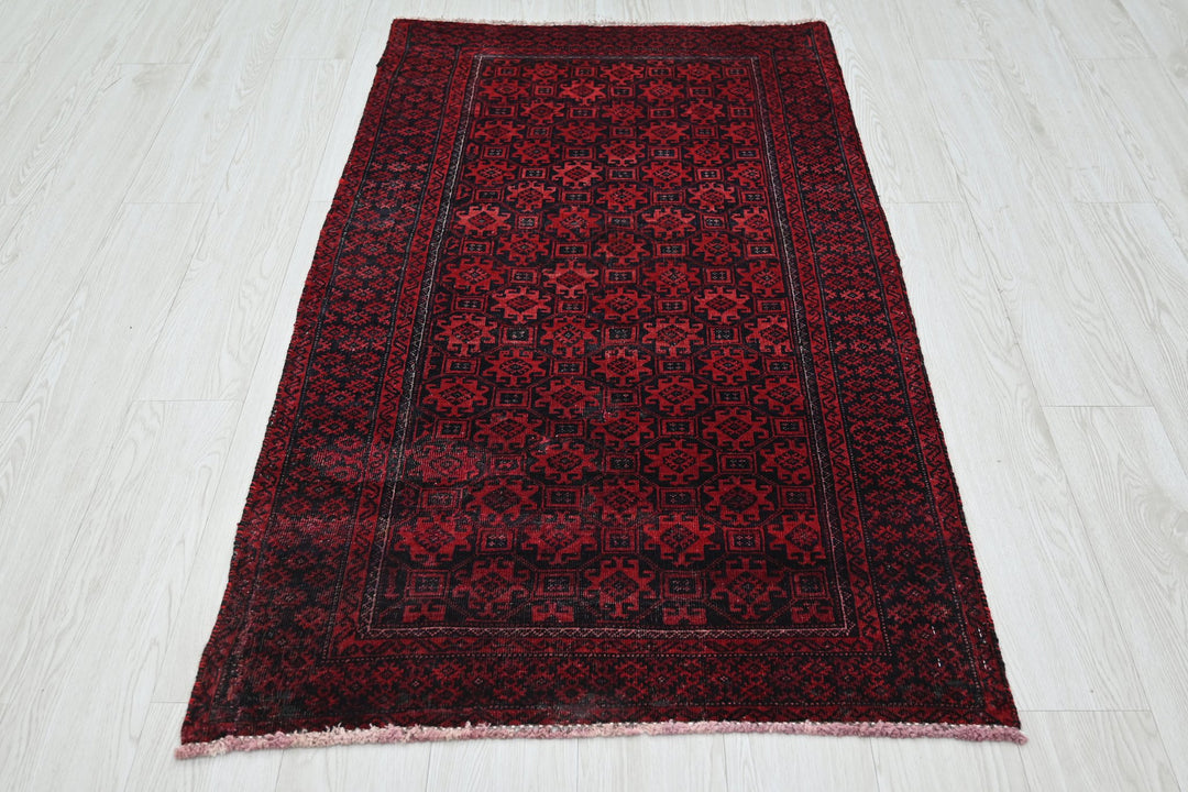red Accent rug 2' 11" x 5' 0"