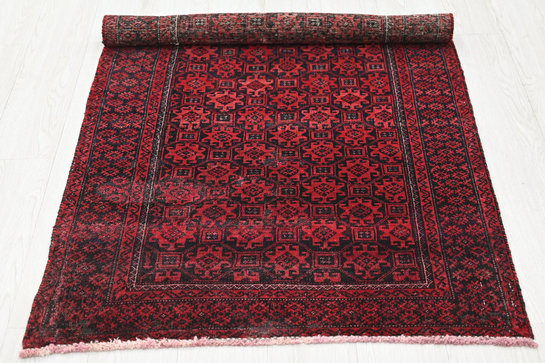 red Accent rug 2' 11" x 5' 0"