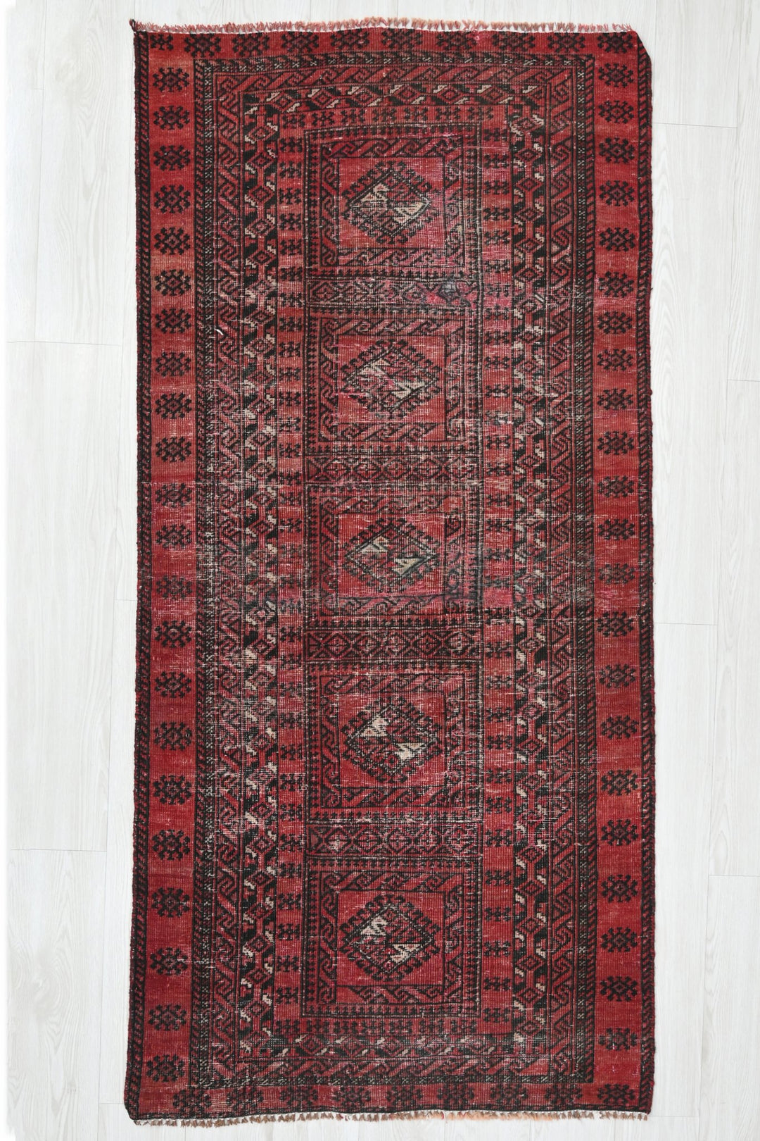 Accent rug 2' 11" x 6' 6"
