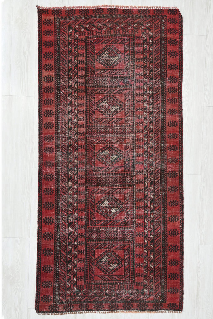 Accent rug 2' 11" x 6' 6"