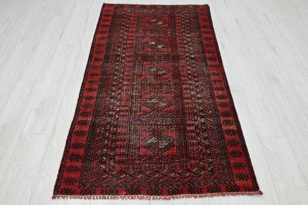 Accent rug 2' 11" x 6' 6"