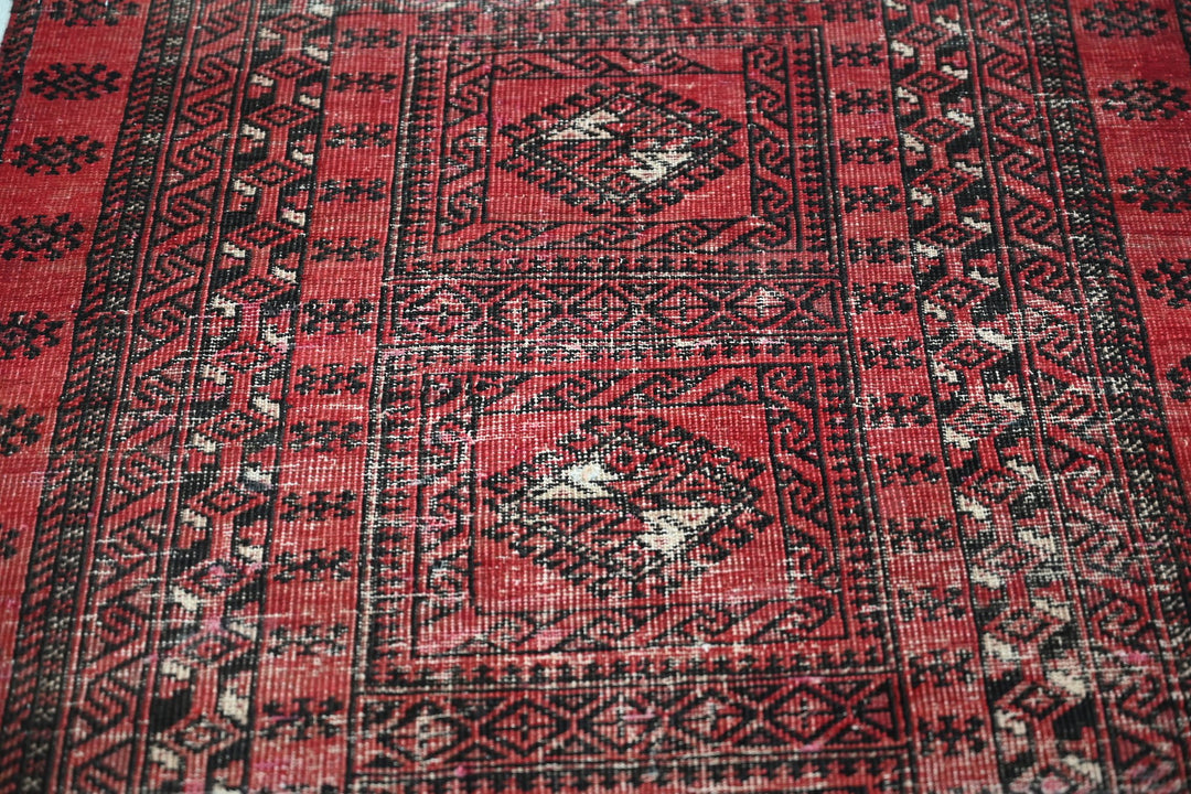Accent rug 2' 11" x 6' 6"