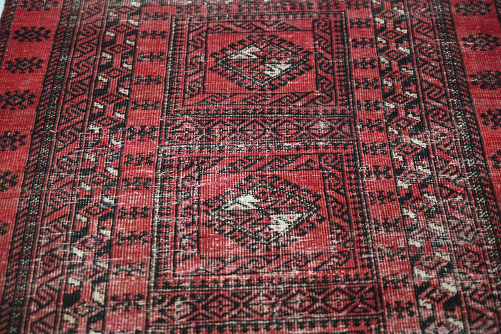 Accent rug 2' 11" x 6' 6"