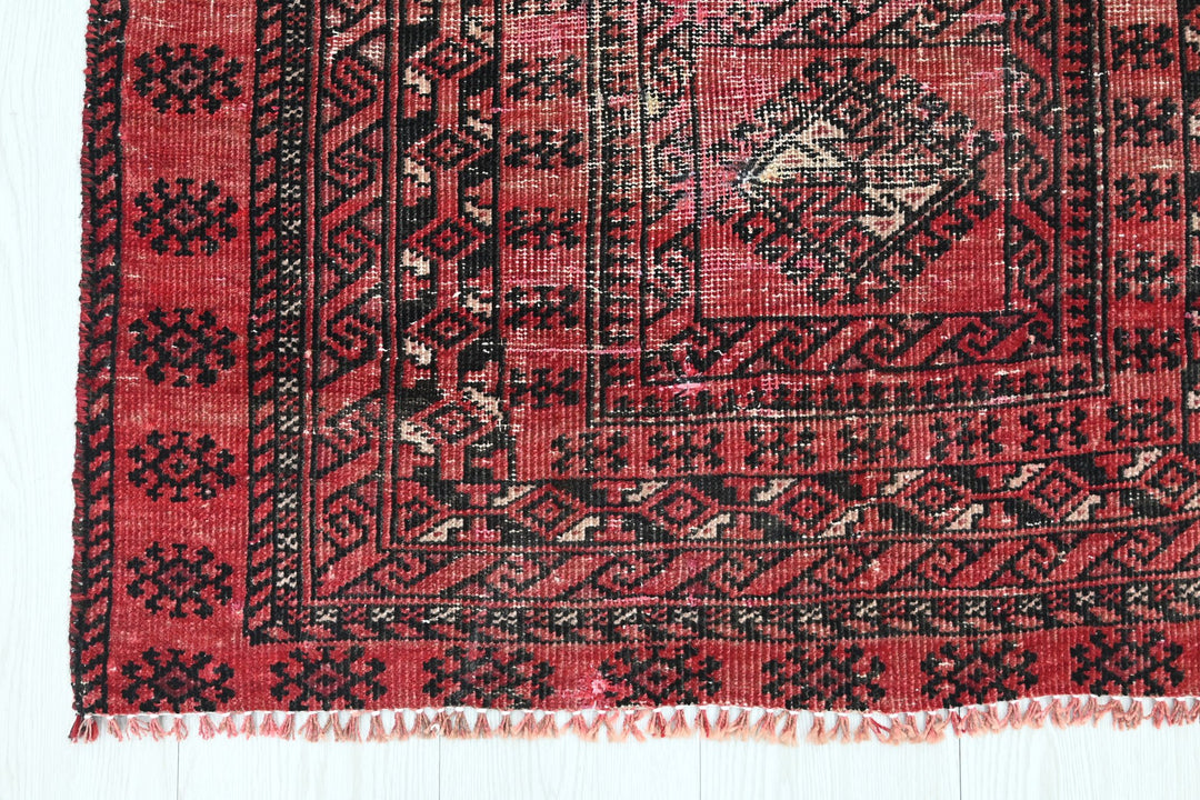 Accent rug 2' 11" x 6' 6"