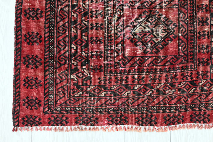 Accent rug 2' 11" x 6' 6"