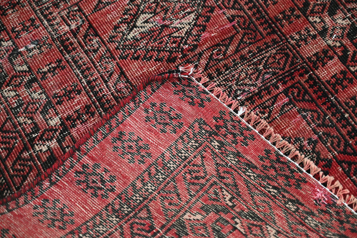Accent rug 2' 11" x 6' 6"