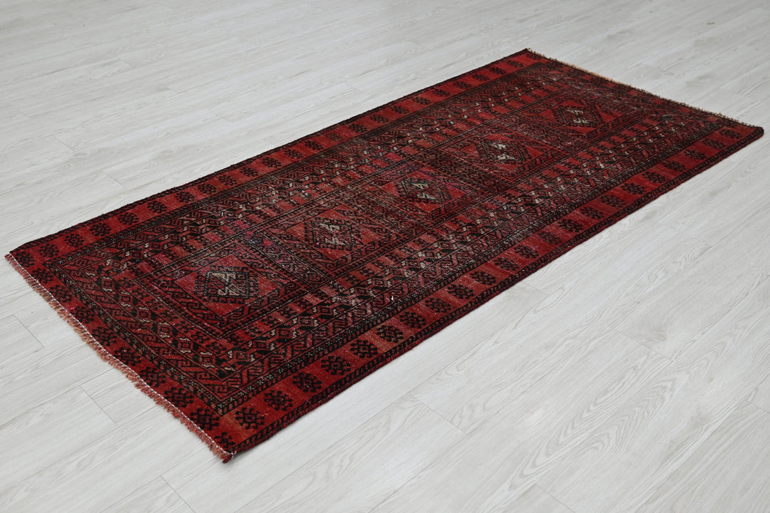 Accent rug 2' 11" x 6' 6"