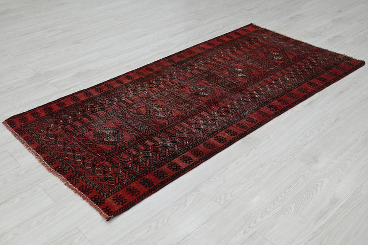 Accent rug 2' 11" x 6' 6"