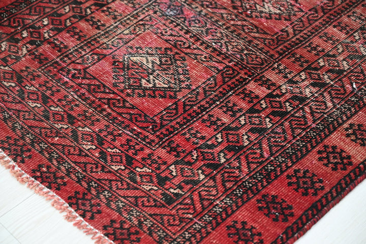 Accent rug 2' 11" x 6' 6"