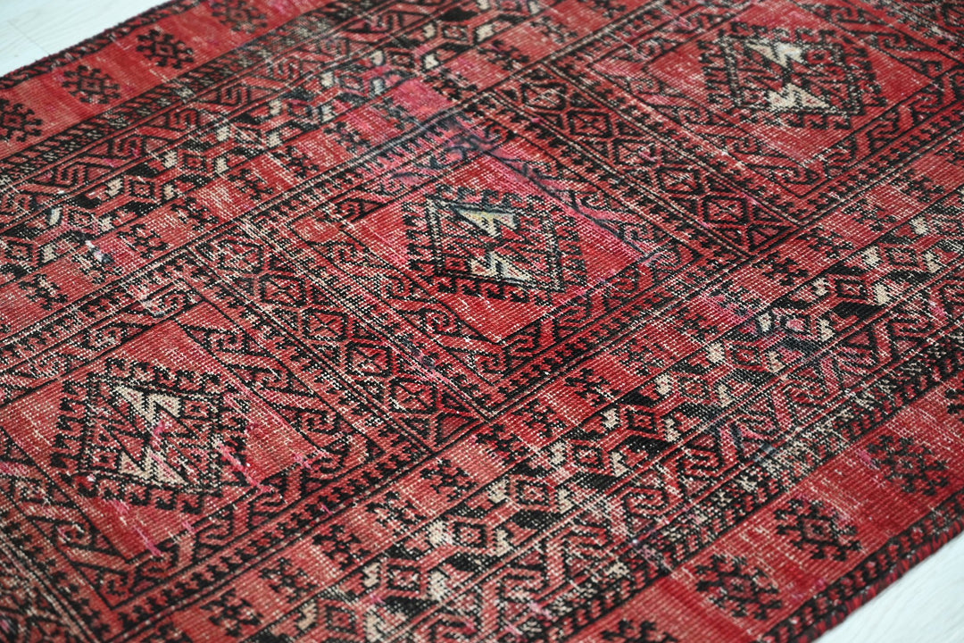Accent rug 2' 11" x 6' 6"