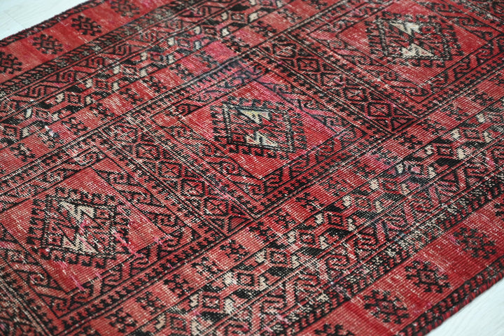 Accent rug 2' 11" x 6' 6"