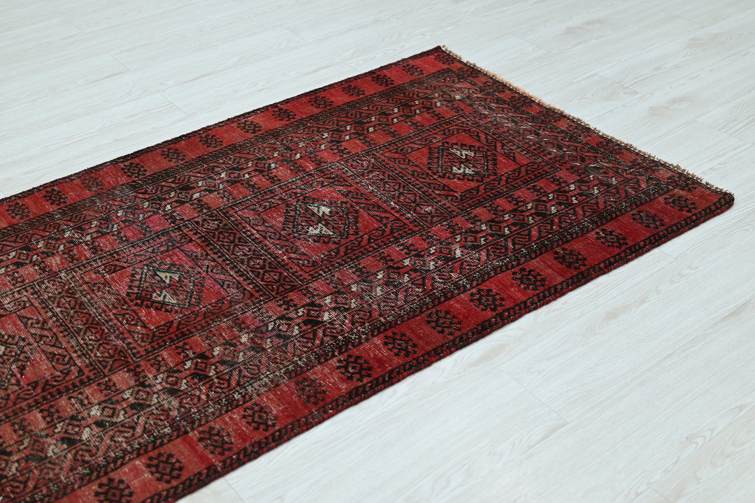 Accent rug 2' 11" x 6' 6"