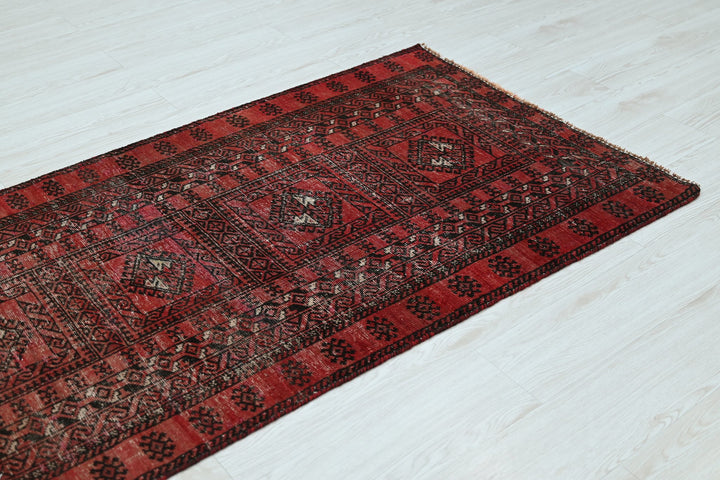 Accent rug 2' 11" x 6' 6"
