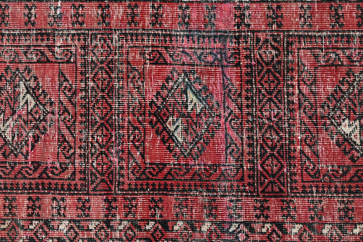 Accent rug 2' 11" x 6' 6"
