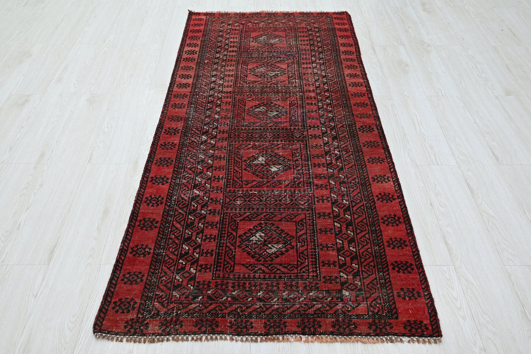 Accent rug 2' 11" x 6' 6"