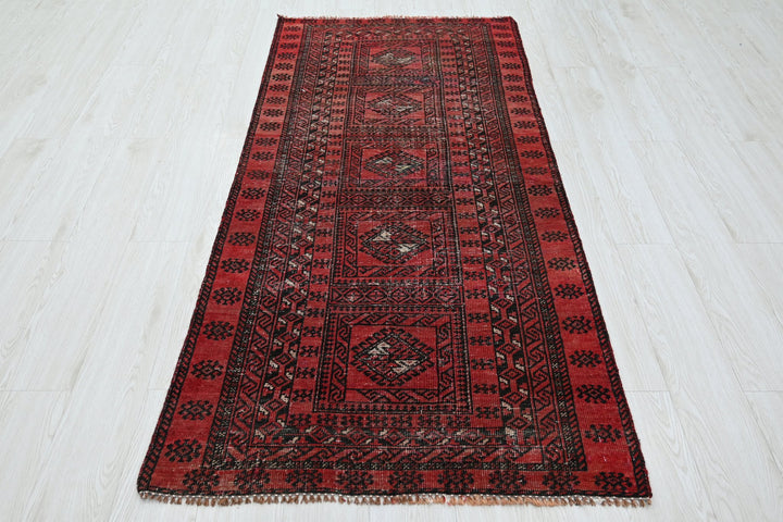Accent rug 2' 11" x 6' 6"