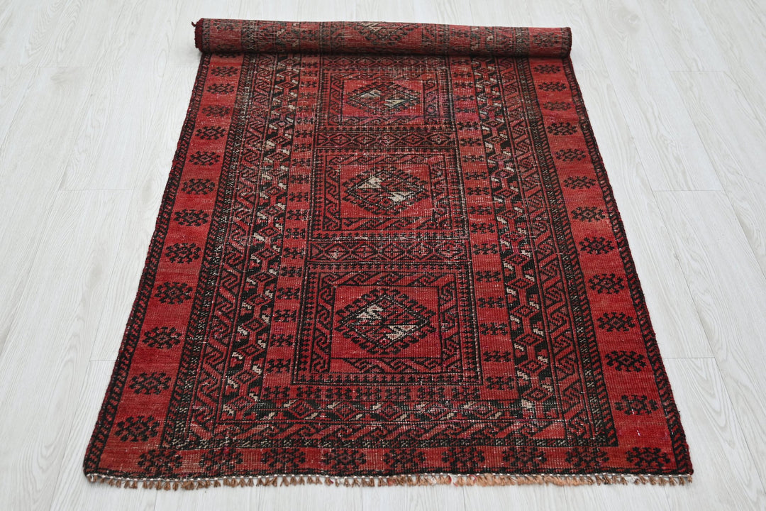 Accent rug 2' 11" x 6' 6"