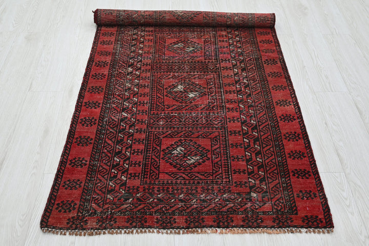 Accent rug 2' 11" x 6' 6"