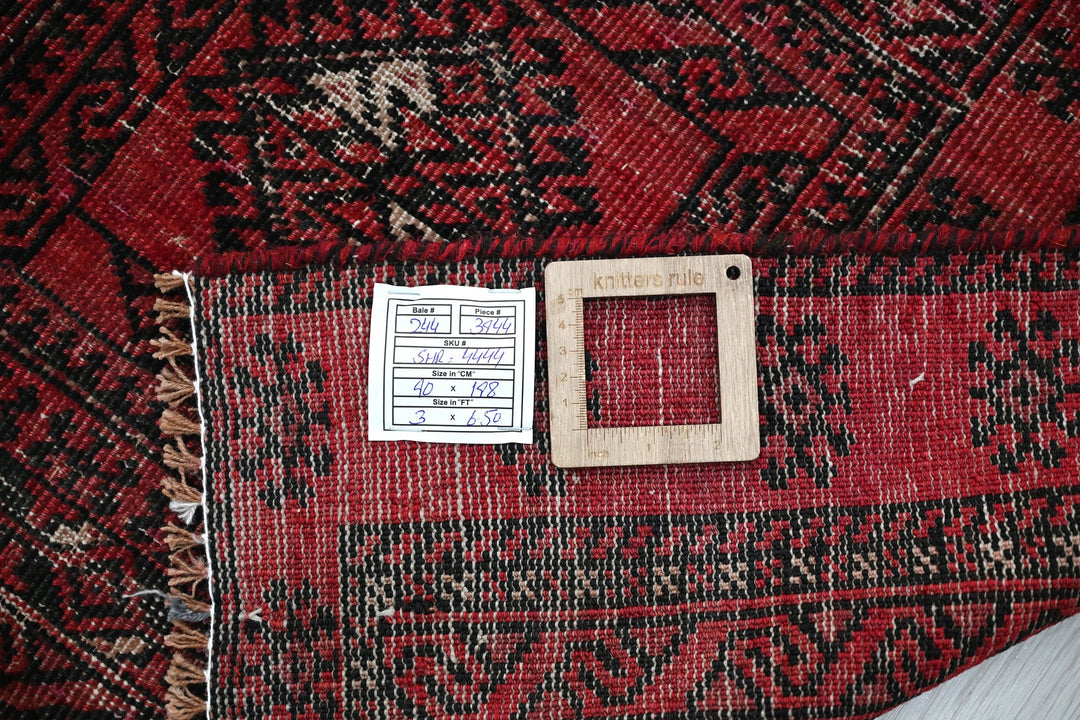 Accent rug 2' 11" x 6' 6"