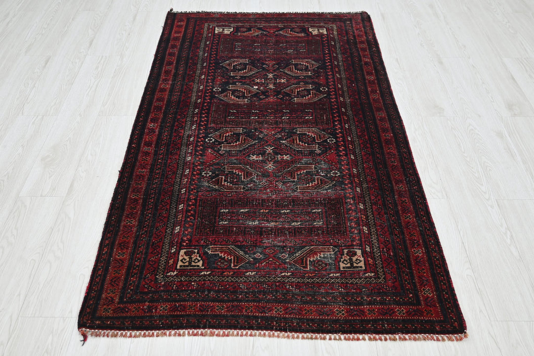 Accent rug 3' 3" x 6' 1"