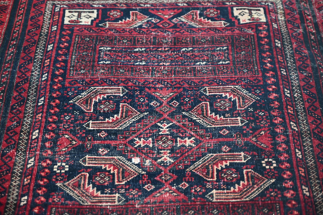 Accent rug 3' 3" x 6' 1"