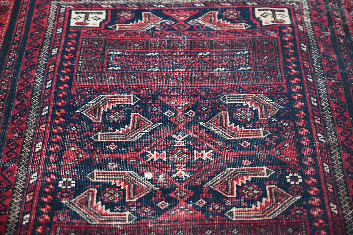 Accent rug 3' 3" x 6' 1"