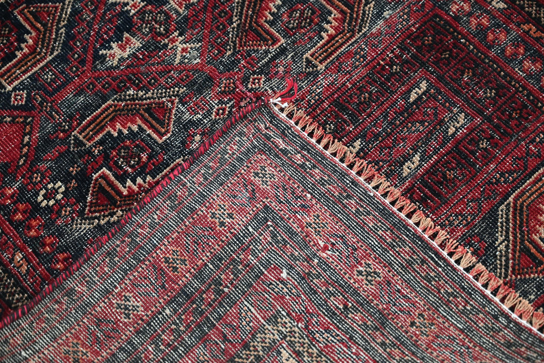 Accent rug 3' 3" x 6' 1"