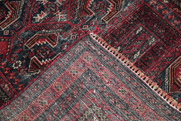 Accent rug 3' 3" x 6' 1"