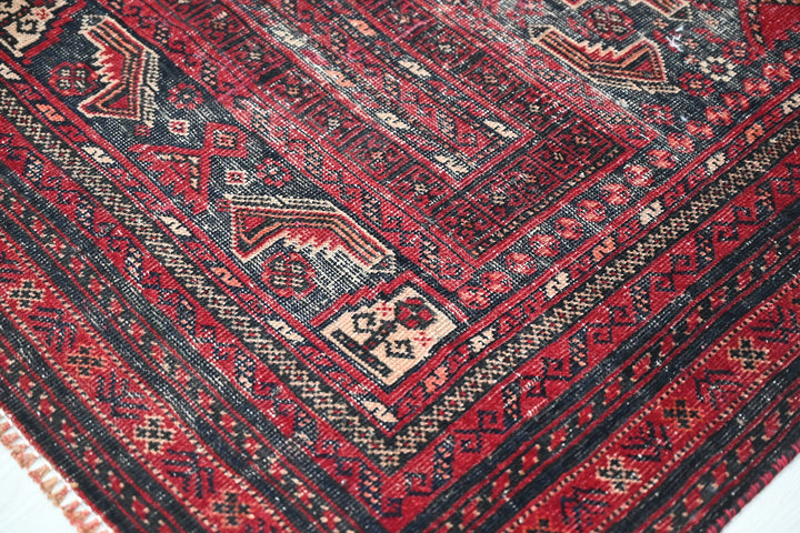 Accent rug 3' 3" x 6' 1"