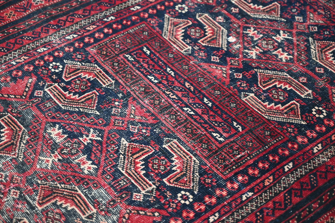 Accent rug 3' 3" x 6' 1"