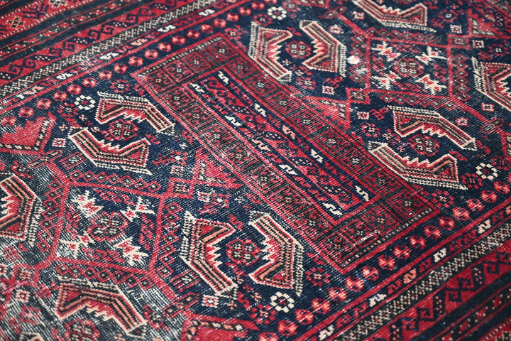 Accent rug 3' 3" x 6' 1"