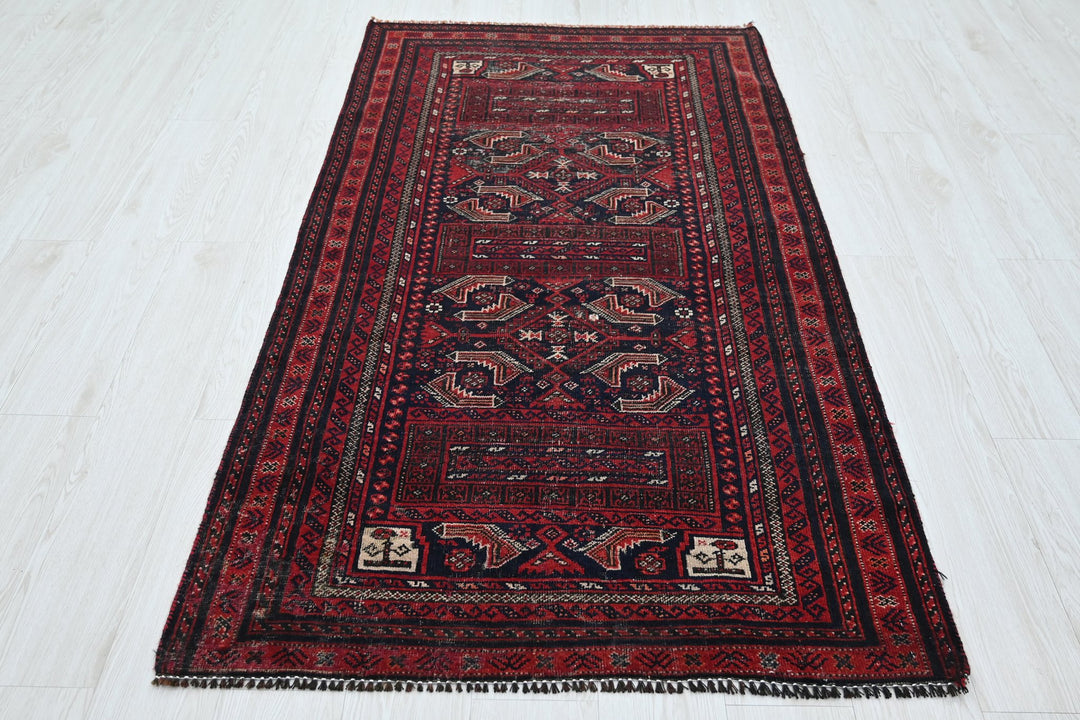 Accent rug 3' 3" x 6' 1"