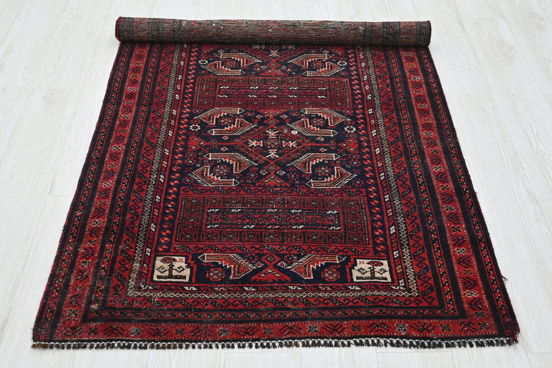 Accent rug 3' 3" x 6' 1"