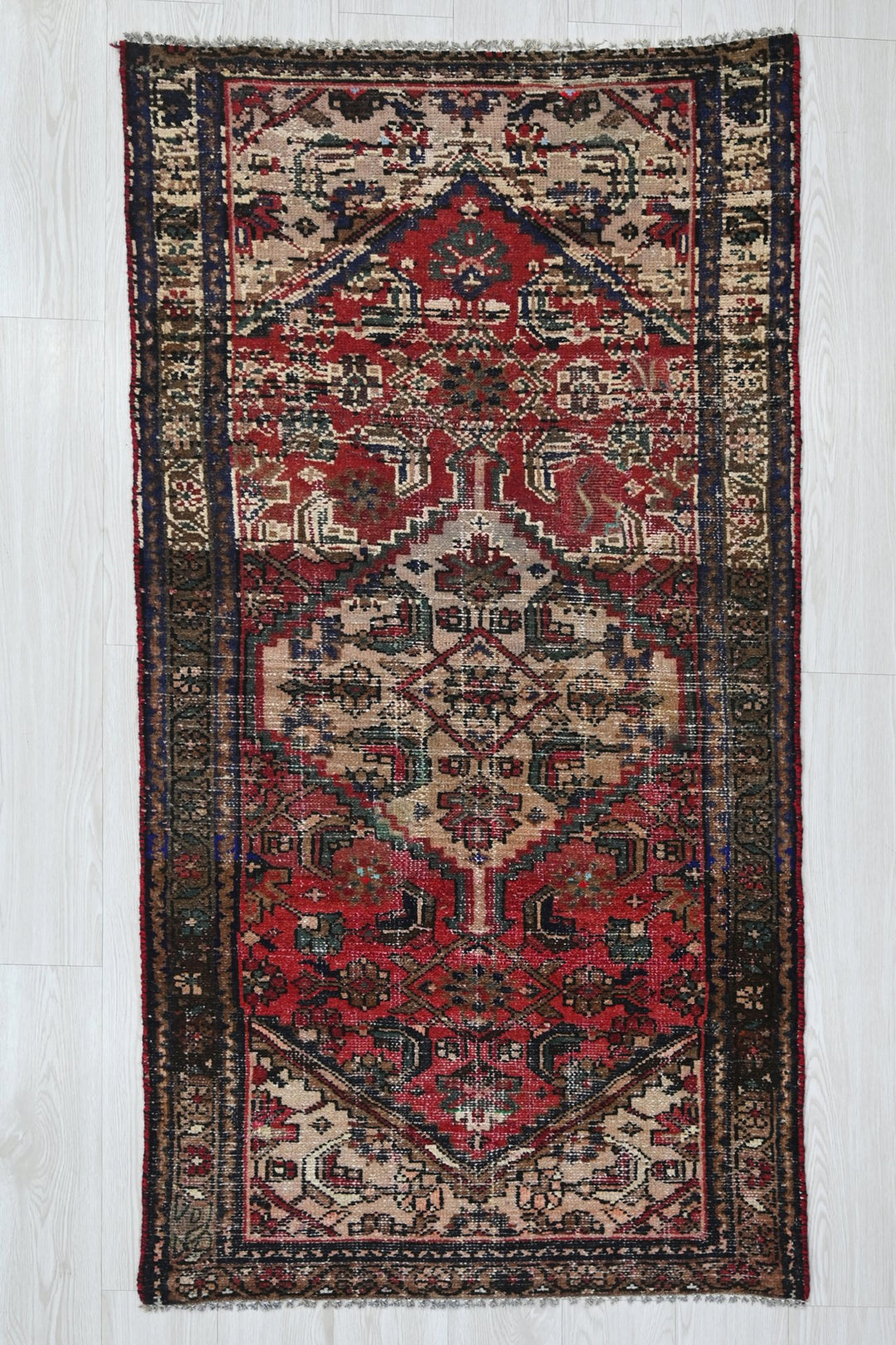 red Accent rug 2' 10" x 5' 10"