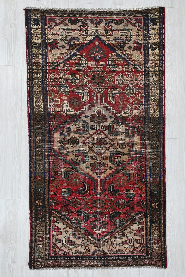 red Accent rug 2' 10" x 5' 10"
