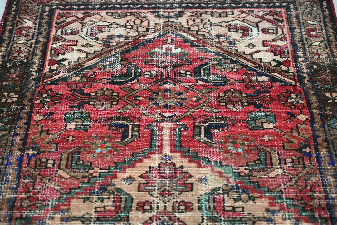 red Accent rug 2' 10" x 5' 10"