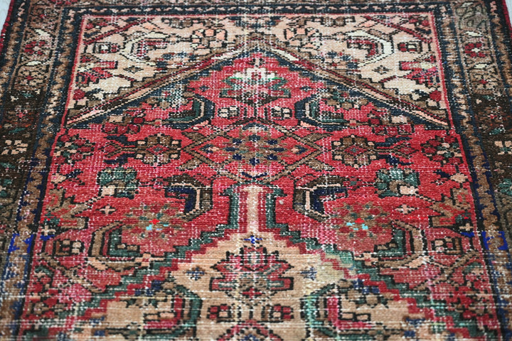 red Accent rug 2' 10" x 5' 10"