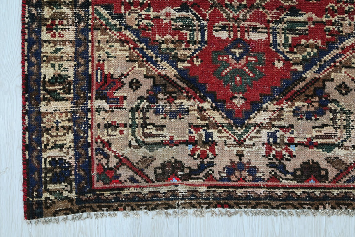 red Accent rug 2' 10" x 5' 10"