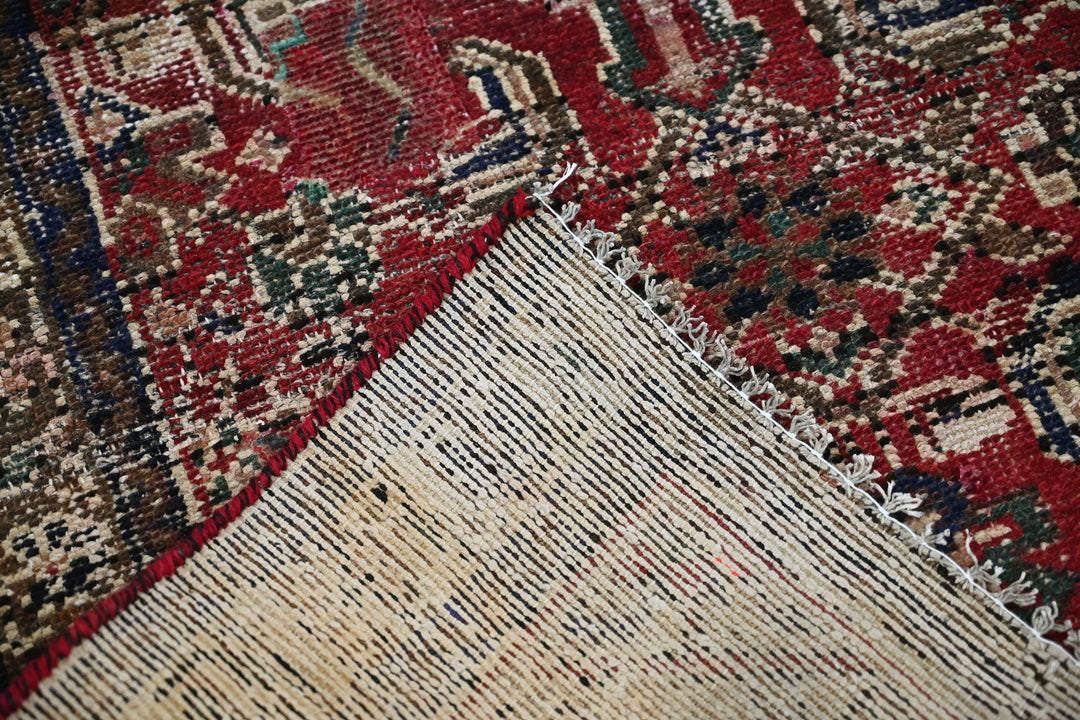 red Accent rug 2' 10" x 5' 10"
