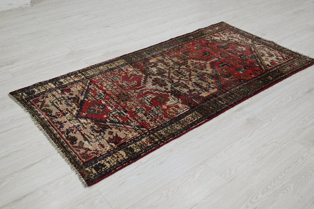 red Accent rug 2' 10" x 5' 10"