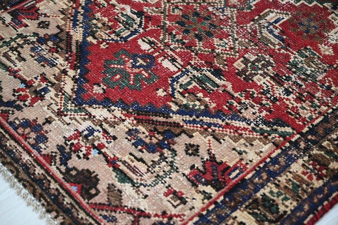 red Accent rug 2' 10" x 5' 10"