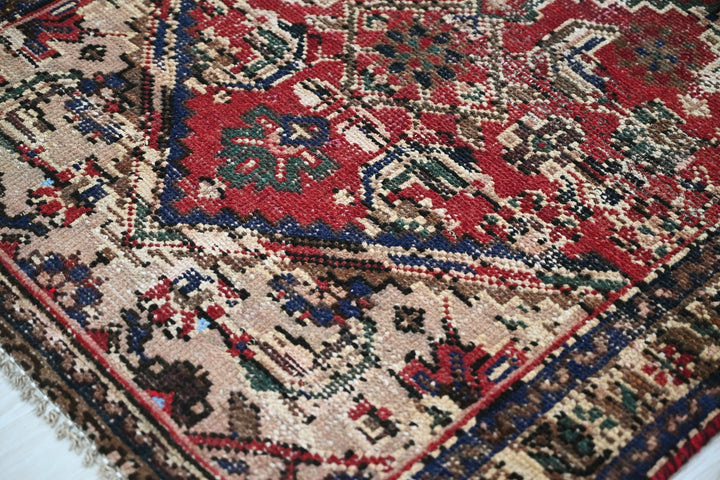 red Accent rug 2' 10" x 5' 10"